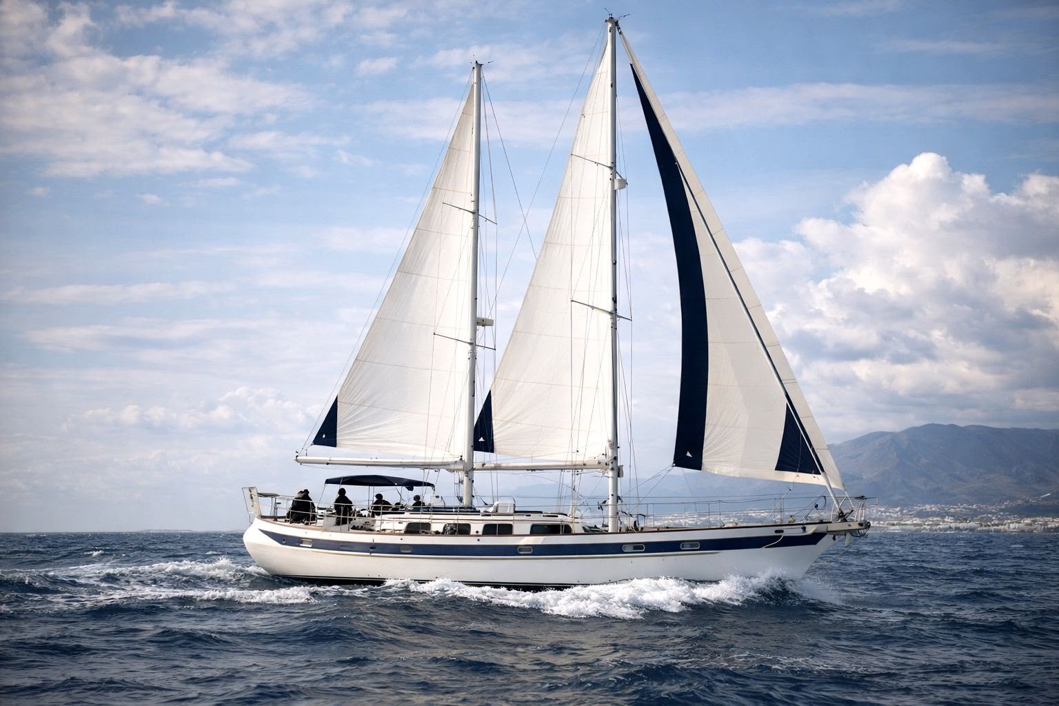 Velero navegando a toda vela frente a la Costa del Sol