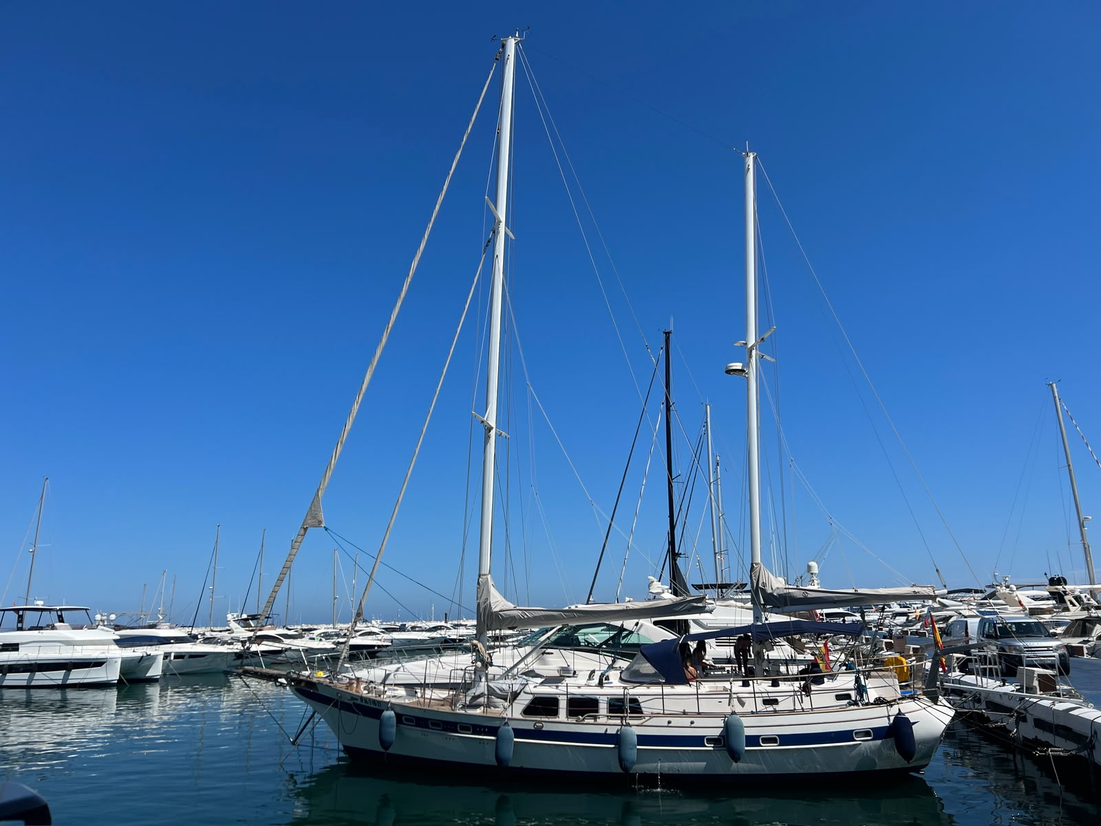 El velero amarrado en Puerto Banús