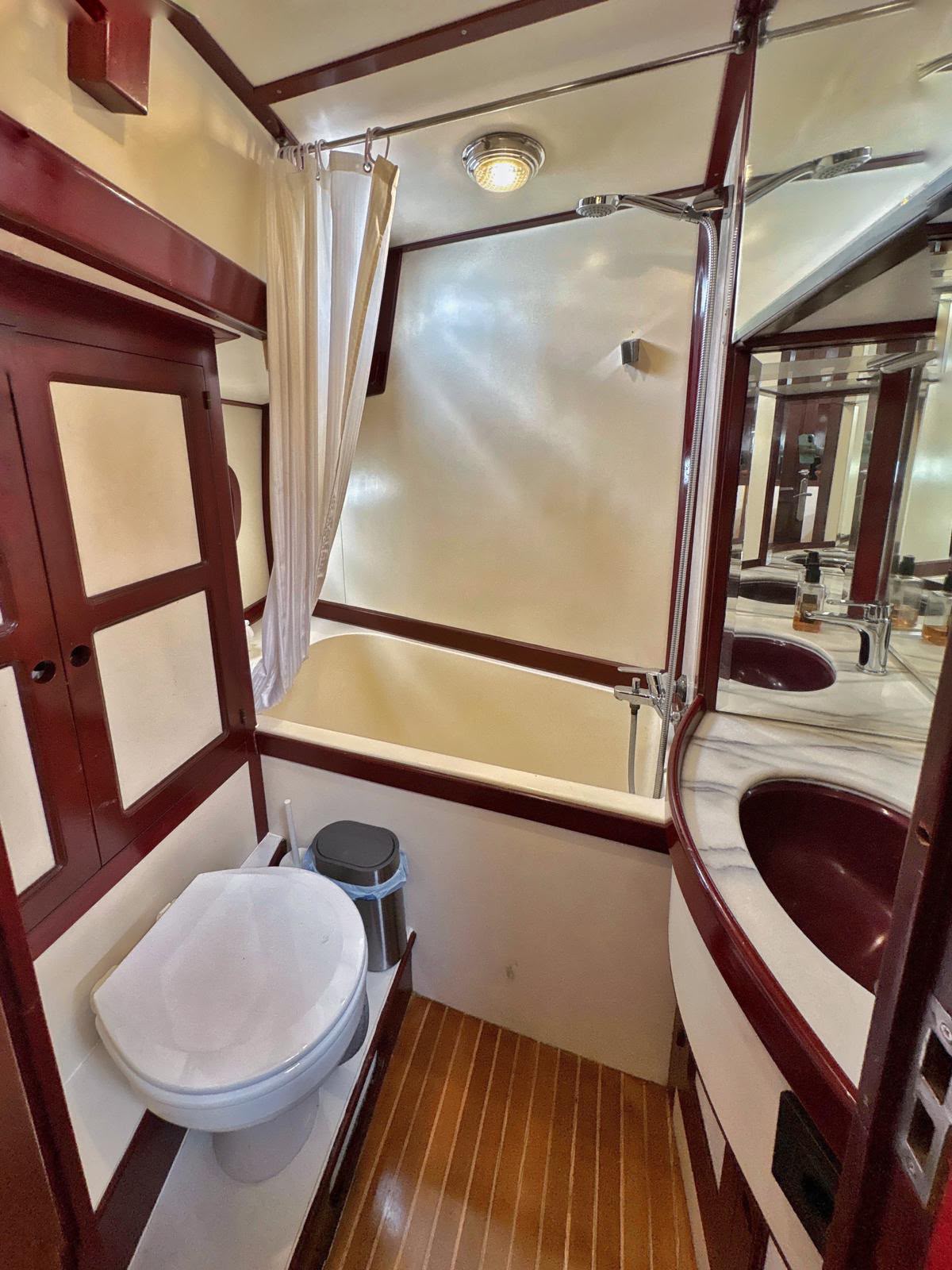 Baño interior con bañera, ducha y encimera de mármol