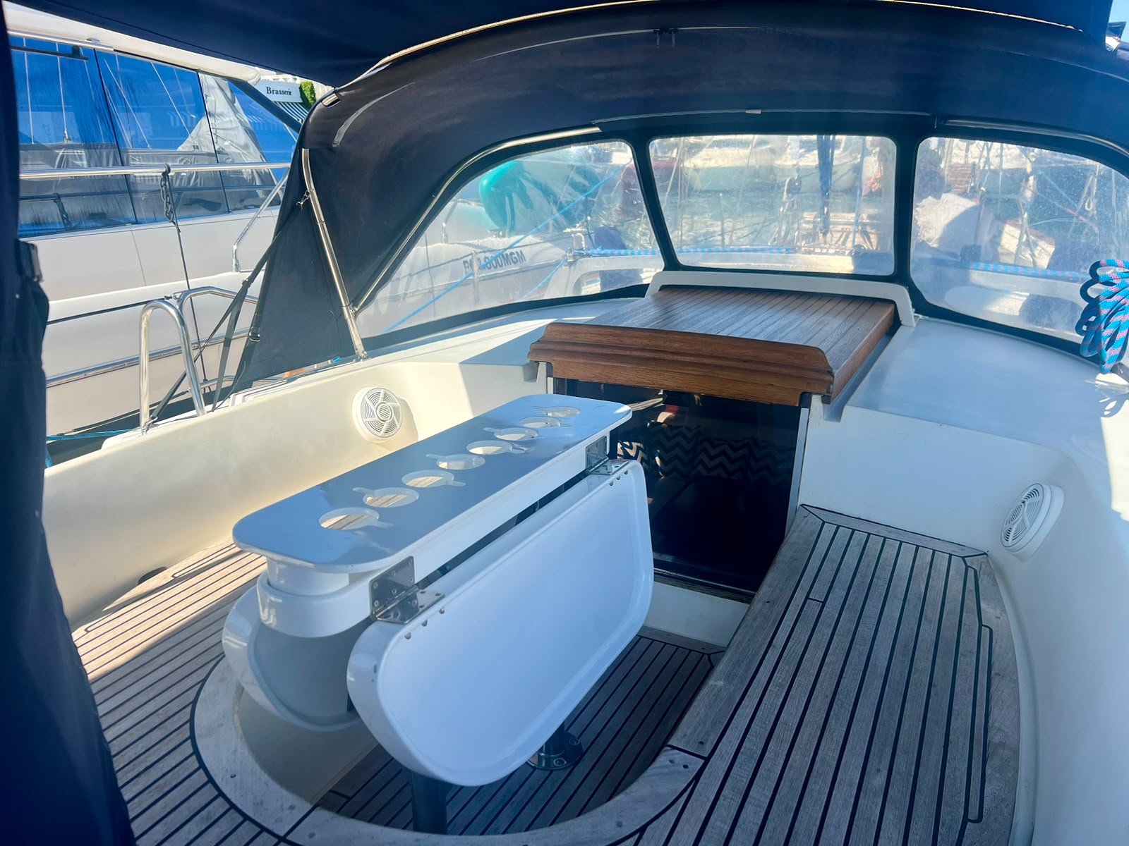 Bañera del velero con mesa de teca y capota