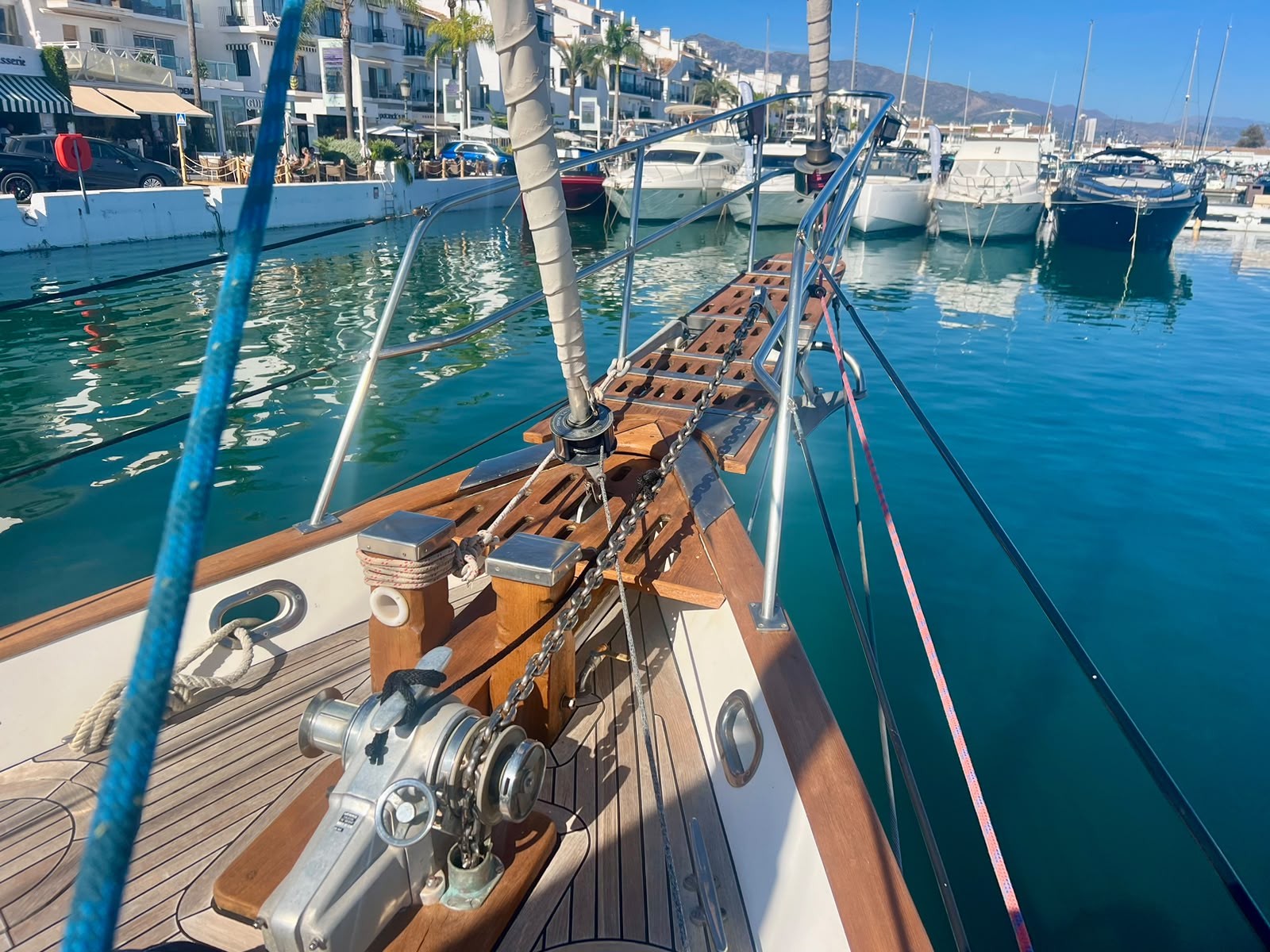 Proa de teca del velero en el puerto