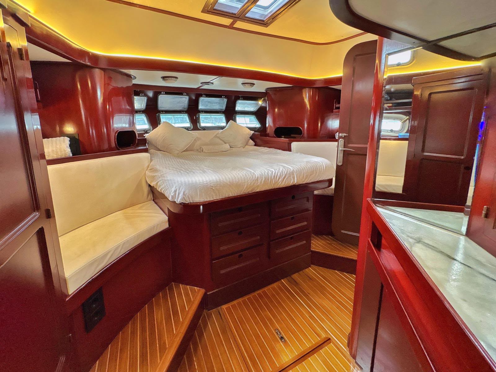 Camarote del armador con cama de matrimonio y portillos