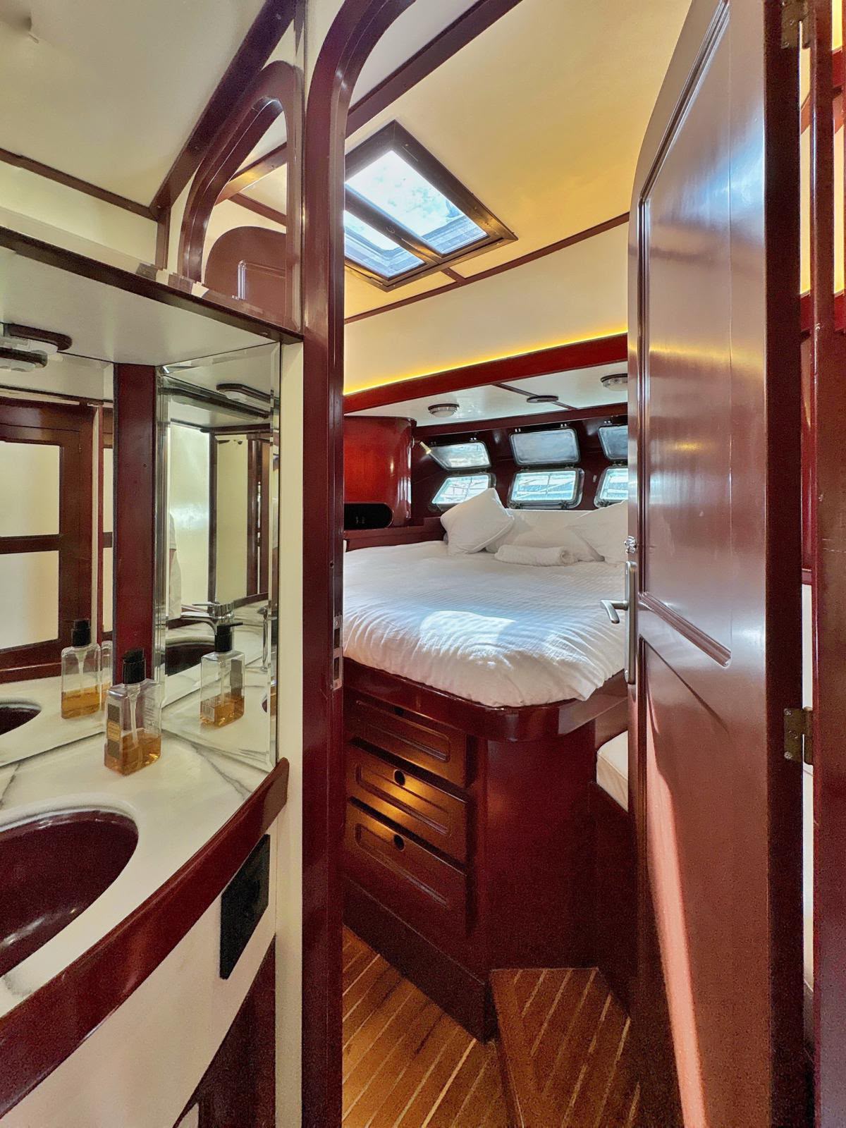 Acceso al camarote de proa con baño en suite y amenities